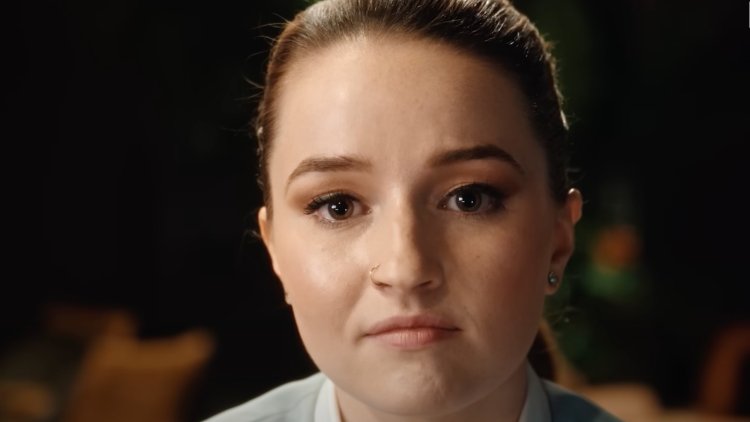 Kaitlyn Dever Is A Dodgy Wellness Guru In Trailer For Netflix True Crime Series Apple Cider Vinegar